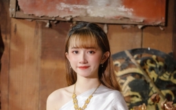 穿着柬埔寨传统服饰的妹妹，真是太好看了