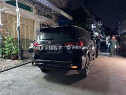 金边男子摆摊卖烧烤，惨遭飞来车祸